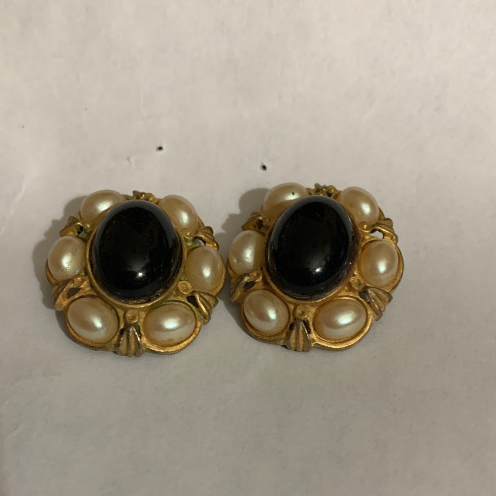 Ann Taylor Vintage Elegant Black and Gold Clip-On Earnings